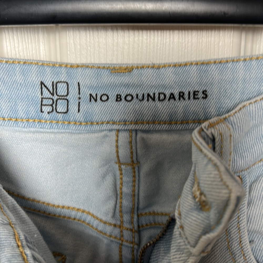 No Boundaries Ripped Jeans - Picture 3 of 3